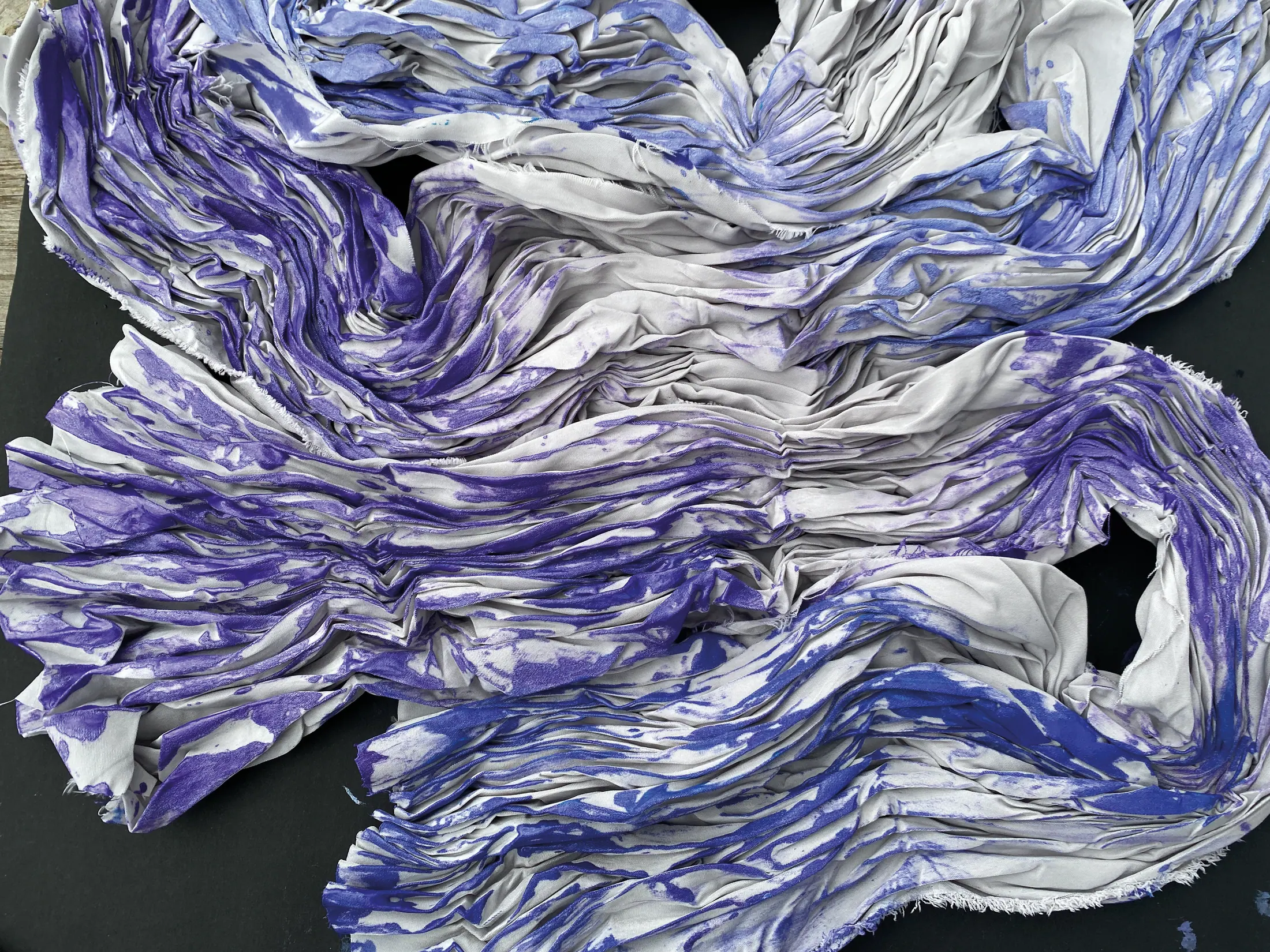 Detail: plissierter Stoff in Silber und Blau