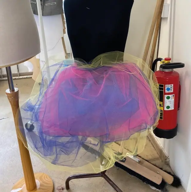 Tüllrock in Pink und Blau auf einem Ständer