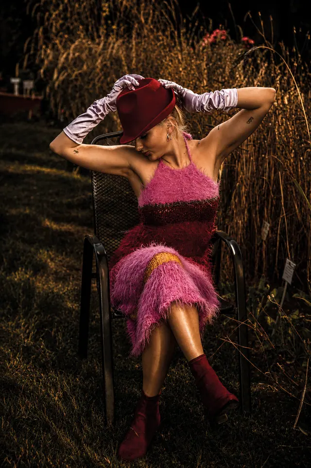Fotostrecke: Model im pinken Strickkleid im Feld