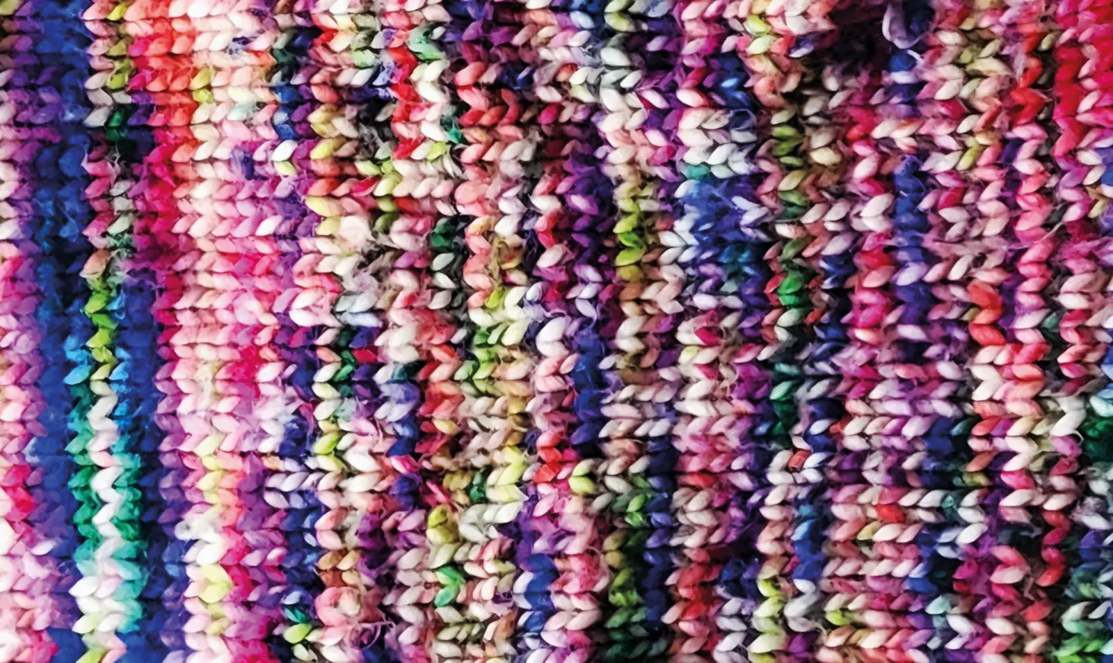 Nahaufnahme eines vielfarbigen Strickstücks