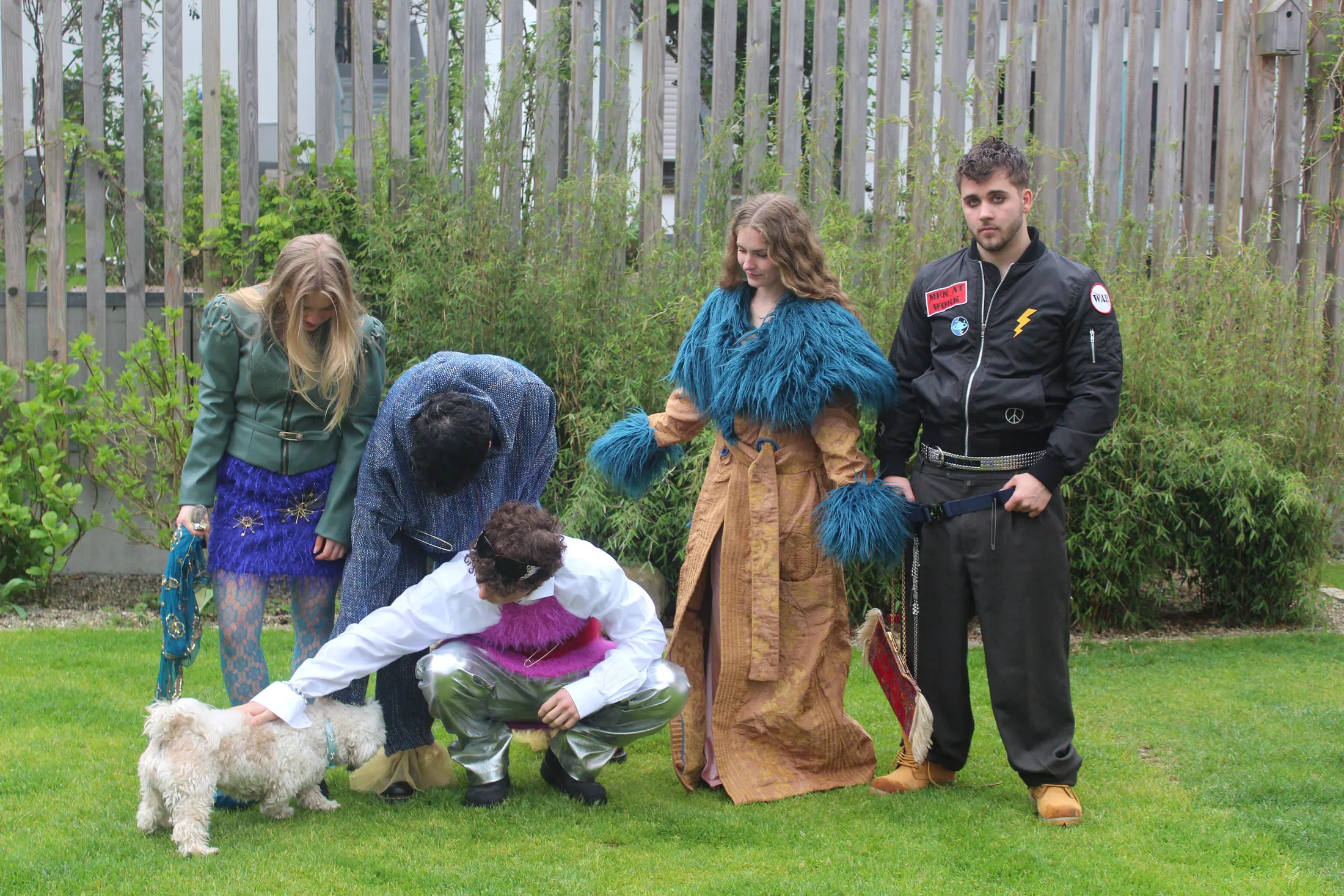 Die fünf Models in den Looks der Kollektion p(r)unk, im Garten aufgereiht