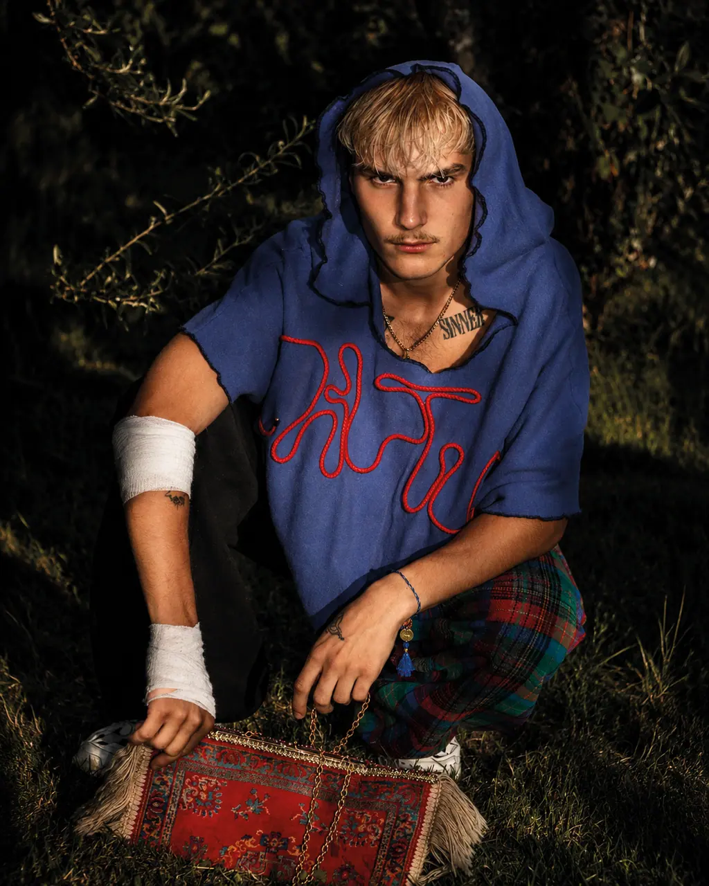 Dive in!: blauer Hoodie mit eingesticktem rotem Schriftzug, dazu Tartanhose