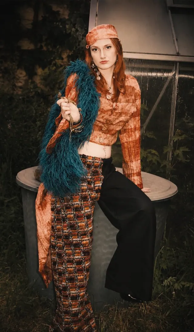 Ras el-Hanout: Bluse mit Spitzendetails zu zweifarbiger Hose