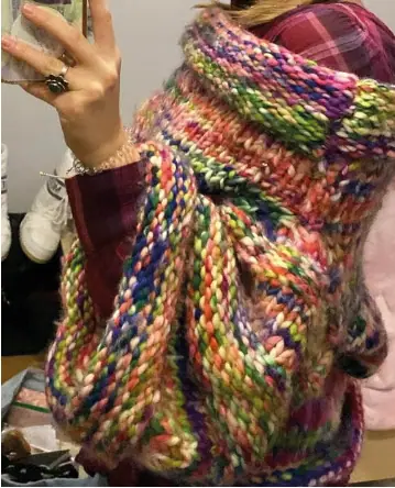 Grob gestrickter Pullover aus vielfarbigem Garn