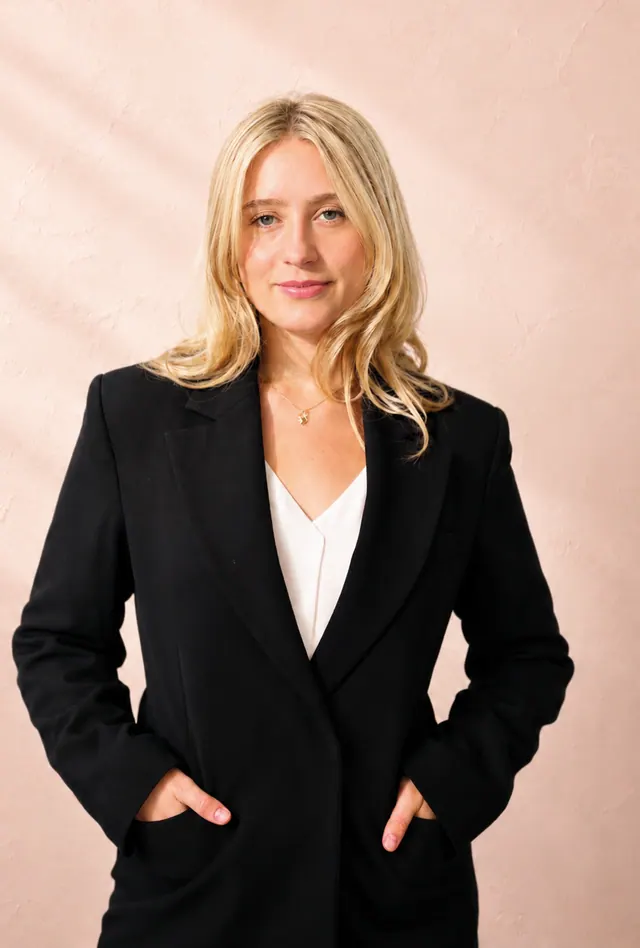 Marlene Köster im schwarzen Blazer, Porträt