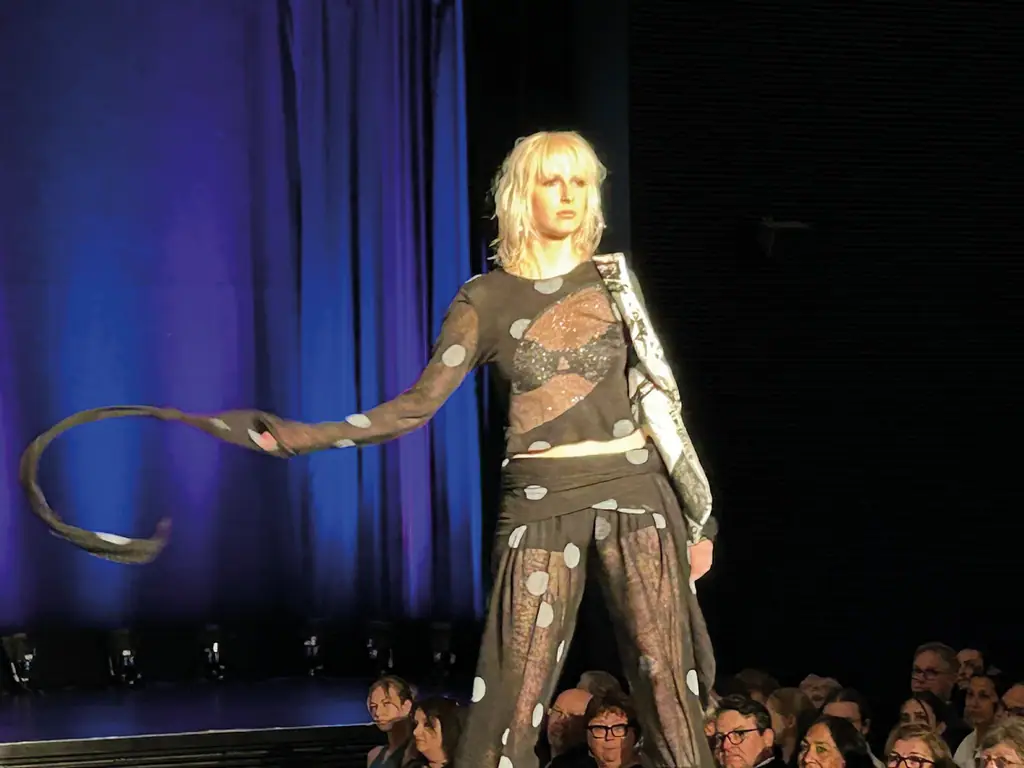Laufsteg: Model im Punktekleid mit langer Schleppe